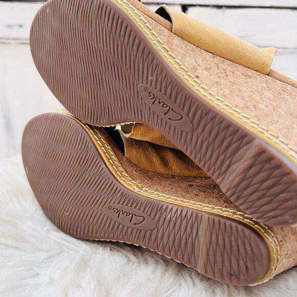 Clarks Mustard Yellow Suede Leather Slip on Wedge Cork Sandals Shoes Y2K Size 8M - Picture 6 of 8